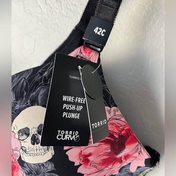 NWT Torrid wire free push up plunge bra skull and roses pattern 42C - Picture 8 of 8